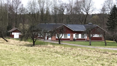 Ett rött hus med vitt runt fönstren och svart tak, det är Jehovas vittnes sal i Billnäs.