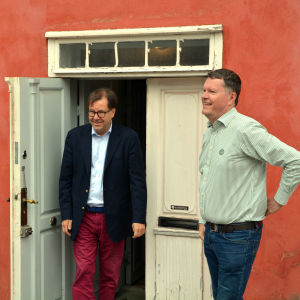 Kanslichef Jonas Lång och fastighetschef Hans Wiljanen vid Diktarhemmet i Borgå Kanslichef Jonas Lång, fastighetschef Hans Wiljanen och informationschef Marika Mäklin vid Diktarhemmet i Borgå