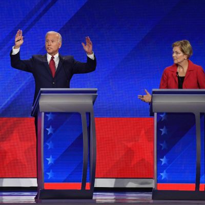 Joe Biden (i mitten) leder de senaste opinionsmätningarna, Elizabeth Warren ligger tvåa och Bernie Sanders trea. 