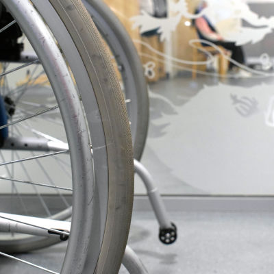 En rullstol i närbild vid ingången till Kimitoöns hälsostation.