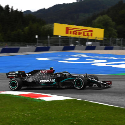 Valtteri Bottas kör sin svarta Mercedes i Österrike.