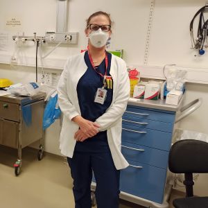 Sairaanhoitaja Heidi Elo työpaikallaan Kanta-Hämeen keskussairaalassa.