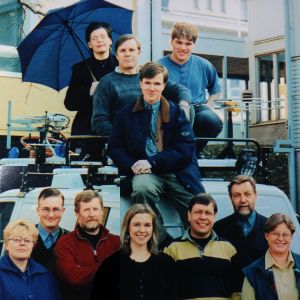 Radio Västnyland blir Radio Vega Västnyland. Bilden är från 1998. På bilden finns i nedre raden från vänster Gunilla Ginström, Mikael Skog, Bosse Andersson, Sofia Myhr, Tomy Karlsson, Rolf Wessman, Solveig Hellström. På taket från vänster Carina Nylund, Börje Broberg, Jörgen Nyman, Robban Sederholm. En grupp människor.