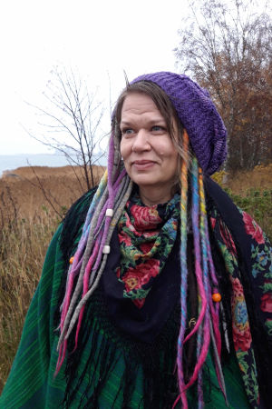 ”Till dem som befinner sig på botten vill jag säga, ta emot hjälp. Till den som hjälper vill jag säga, tack för att du bryr dig och orkar trots att den andra kämpar emot, säger Jaana Stenman Jaana Stenman