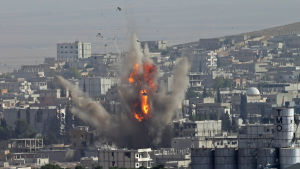 Kobane, sett från den turkiska sidan Flygangrepp mot IS i Kobane på måndagen.