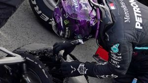Hamilton inspekterade sitt trasiga däck efter målgången. Lewis Hamilton inspekterar sitt trasiga däck.
