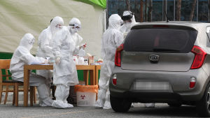 Sydkorea har satt upp teststationer på olika håll där bilister kan låta coronatesta sig. Den här teststationen finns i staden Sejong. Drive-in testplats för coronavirus i Sejong i Sydkorea.