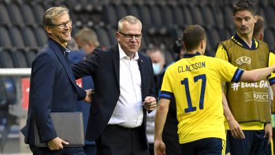 Markku Kanerva hälsar på Janne Andersson.