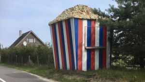 Det är lätt hänt att barnen får i sig för mycket salt när de äter popcorn. En kiosk som ser ut som en jättestor ask med popcorn