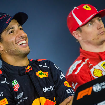 Daniel Ricciardo och Kimi Räikkönen på en presskonferens