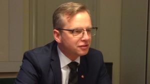 Mikael Damberg säger att Finland är duktigt inom branschen, men scenen för uppstartsföretag är bredare i Sverige. Mikael Damberg i profil i kavaj och slips, på näringsdepartementet.