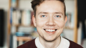 Christoffer Steffansson tilldelas tredje pris i Arvid Mörne-tävlingen 2020. Christoffer Steffansson.