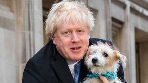 Johnson försäkrar att Storbritannien fortsätter med sin hårda linje i brexitförhandlingarna med EU trots att två av hans tuffaste brexitörer avgår. Boris Johnson poserade med sin hund Dylan i december 2019, långt innan han insjuknade i covid-19 och ändrade sin livsstil.