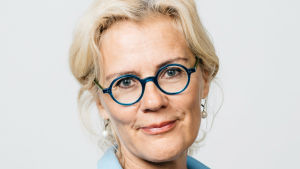 Bettina Sågbom gör Slaget efter tolv från marknaden på fredag. Debatten direktsänds på Yle Vega. Porträtt av Bettina Sågbom med ljus bakgrund.