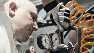 Kristian von Bengtson har jobbat för NASA och är den som asvarar för raketbygget. Kristian von Bengtson jobbar med raketen.
