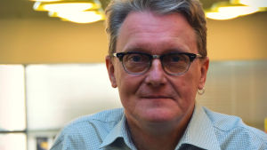 Amnesty Internationals verksamhetsledare i Finland Frank Johansson. Frank Johansson, verksamhetsledare för Amnesty i Finland