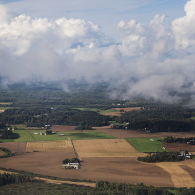 Lentokoneesta käsin otetussa valokuvassa näkyy maisema alas Suomeen syyskuussa 2020.