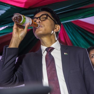 Madagaskars president Andry Rajoelina drack ur en flaska "Covid Organics" vid lanseringsceremonin för "örtmedicinen" i huvudstaden Antananarivo den 20 april. 