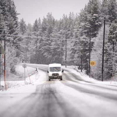 Auto ajaa lumisella tiellä Kolarissa.