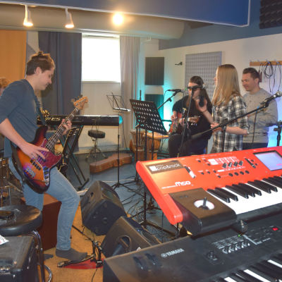 ungdomar spelar gitarr i musikstudio