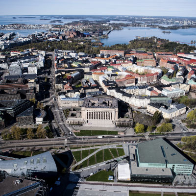 Kuvassa on Eduskuntatalo Helsingissä toukokuussa 2020.