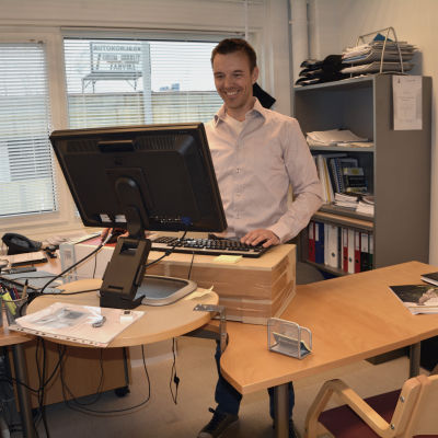 Jonas Nylud står mest och jobbar vid sin dator.