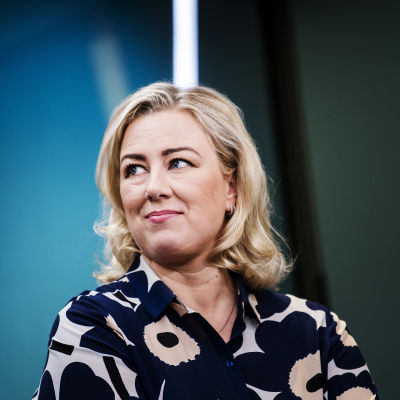 Jutta Urpilainen i svartvit Marimekko-skjorta.