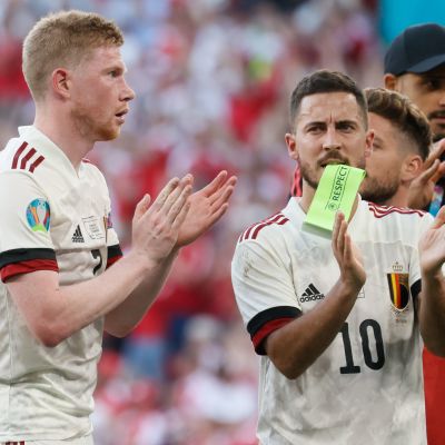 Kevin de Bruyne och Eden Hazard applåderar.