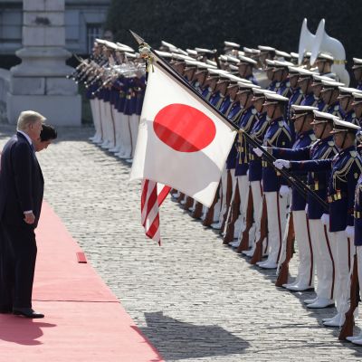 Donald Trump och Shinzo Abe inspekterade hederskompaniet då Trumps statsbesök i Japan inleddes officiellt