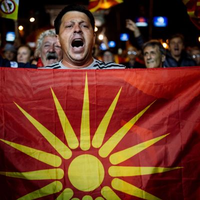 Motståndare till namnbytet firade det låga valdeltagandet på gatorna i Skopje på söndag kväll. 