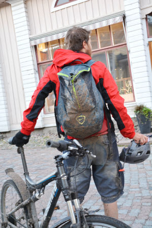 Lerig långt upp på ryggen efter 200 kilometer på leriga och våta vägar. Anas Haj Hasan har lera upp på ryggen efter Tour de Östnyland.