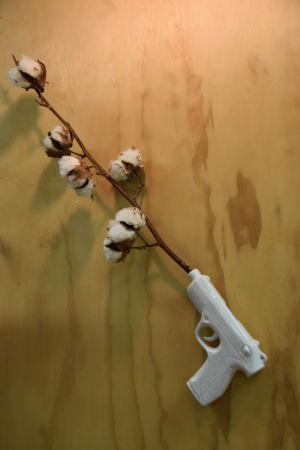 Ett konstverk med ett budskap? Detta hänger på väggen i företaget Pure Wastes affärslokal. Konstverk bestående av keramisk pistol, ur pipan sticker en bomullsplanta upp.