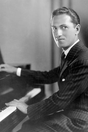 Säveltäjä George Gershwin pianon ääressä.