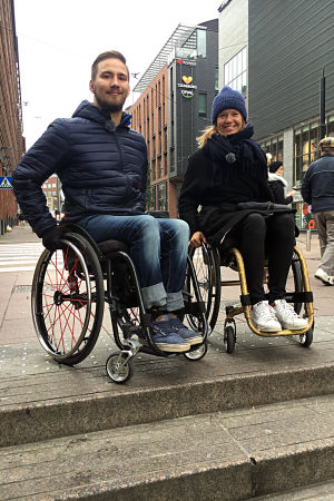 Henry Manni guidar Efter Nios programledare Sonja Kailassaari runt Helsingfors i rullstol. Henry Manni guidar Sonja Kailassaari runt Helsingfors i rullstol.