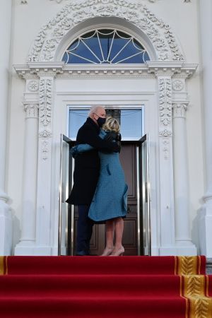 En kram på trappan innan paret går in i sitt nya hem Joe och Jill Biden kramas innan de går in i Vita huset
