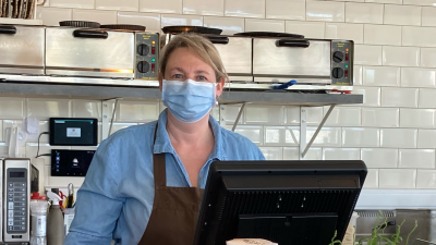 Sandra Timmerman ravintolan tiskillä.