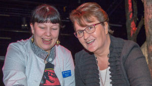 Elina Häivälä och Riitta Bekkhus utforskar den nya utställningen på vetenskapscentret Heureka. Elina Häivälä ja Riitta Bekkhus pelaamassa tasapainolaudalla.t