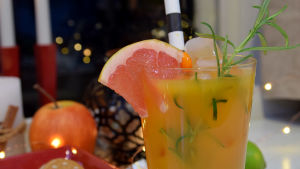 Alkoholiton drinkki korkeassa lasissa.