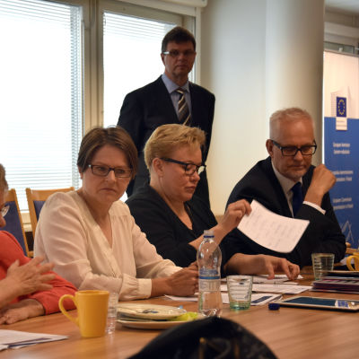 Europaparlamentarikerna Liisa Jaakonsaari (SDP), Heidi Hautala (Gröna), Sirpa Pietikäinen (Saml) och Petri Sarvamaa (Saml) på presskaffe i Helsingfors 27.6.2014
