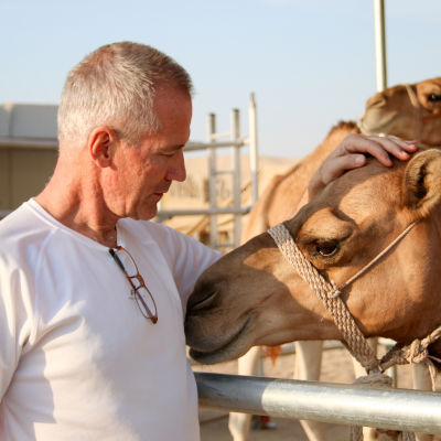 Pentti Koivisto med en av sina kameler