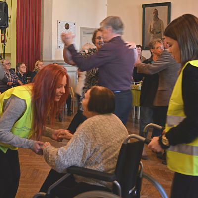 Närvårdarstuderande dansar med dam i rullstol