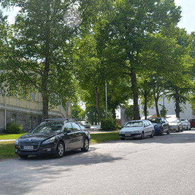 Bilar parkerade utanför ungdomsgården i Ekenäs.