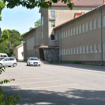En bil kör förbi Seminarieskolan på Ladugårdsgatan.