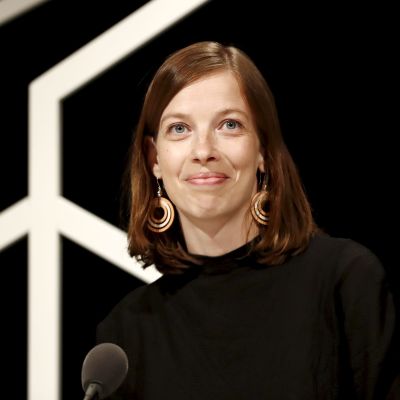 Li Andersson, en kvinna med axellångt brunt hår tittar in i kameran.