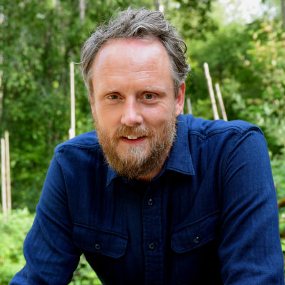 Strömsön kokki Anders Samuelsson kuvassa, metsä taka-alalla.