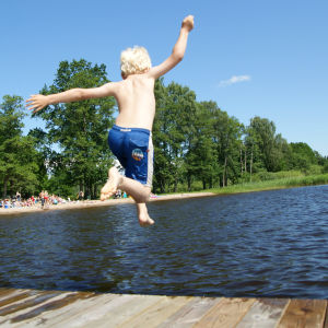 Pojke hoppar i havet.