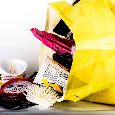 Plastskräp i en gul plastpåse