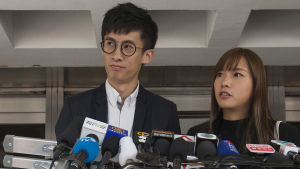 Aktivisterna Sixtus "Baggio" Leung (tv) och Yau Wai-ching håller presskonferens i fjol. De tänker flytta sin verksamhet utomlands och fortsätta aktivismen därifrån. Sixtus Baggio Leung håller presskonferens om protesterna i Hongkong.