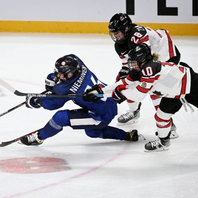 Petra Nieminen kämpar mot kanadensiska spelare.