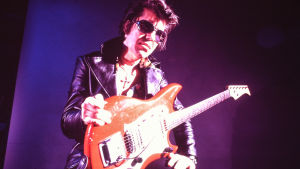 Rumble: The Indians Who Rocked the World Linka Wray poseeraa kitara kaulassa. Kuva dokumenttielokuvasta Rumble.